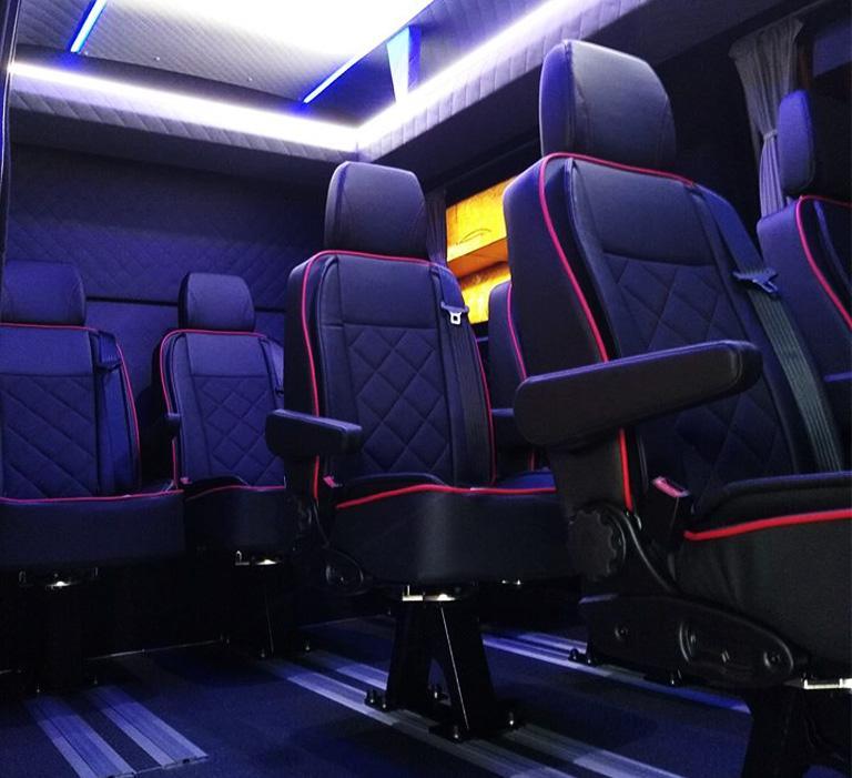ciemne fotele w podświetlonym wnętrzu busa